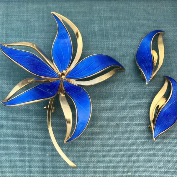 square blue charm 1